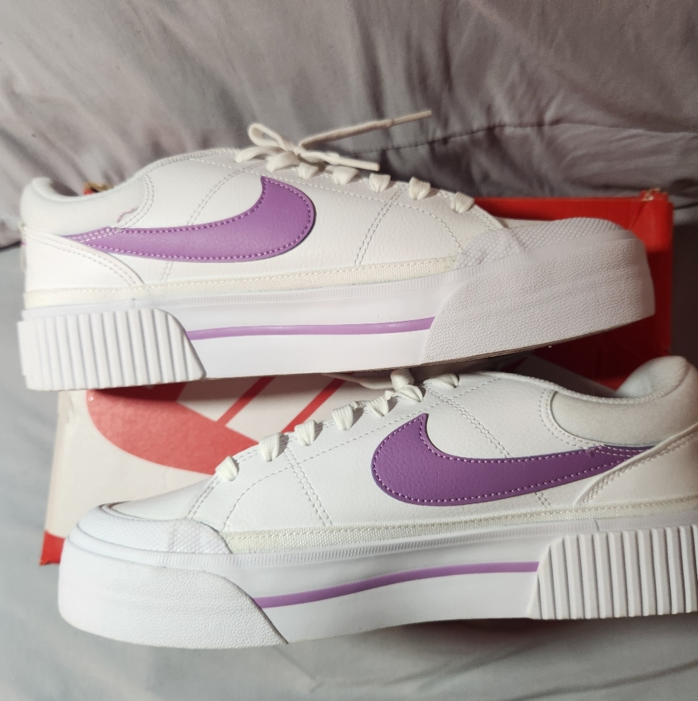 NIB Nike SZ 10 Women's White and Purple Sneakers